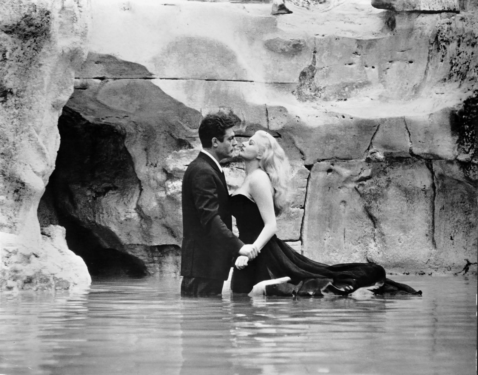 Filmstill uit La dolce vita (1960): Marcello Mastroianni en Anita Ekberg in de Trevifontein.